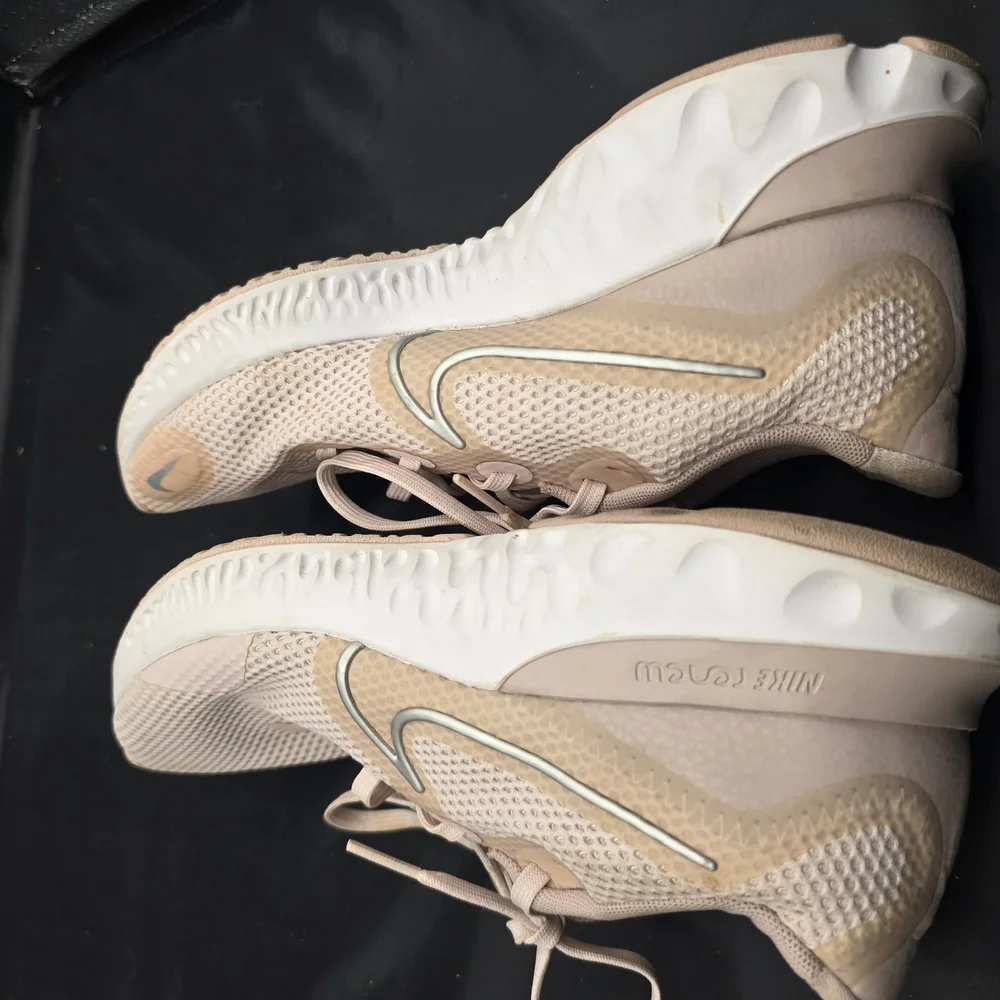 Nike Cream and White Athletic Shoes with Streamlined Design‎